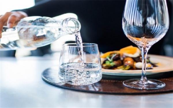 بلایی که نوشیدن آب حین غذا به سرتان می آورد