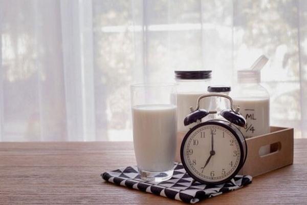 برترین زمان مصرف شیر را بشناسید