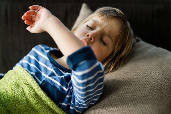 اگر کودک تان سرفه می نماید؛ توصیه های یک فوق تخصص درباره کاهش سرفه های مکرر در بچه ها